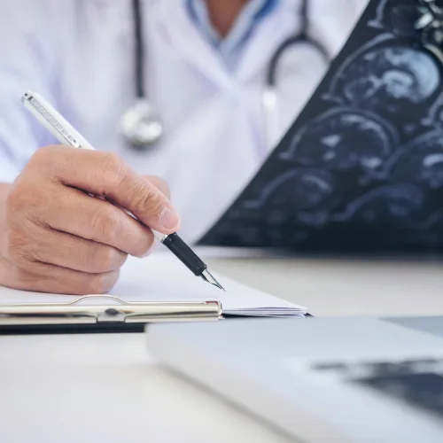 ¿Qué especialista realiza o interpreta radiografías?